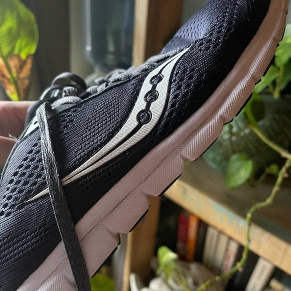 Women’s Saucony Running Shoes lightweight mesh grey and white retro style - Picture 12 of 12